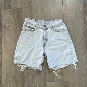Vintage Levi’s high waist frayed jean shorts